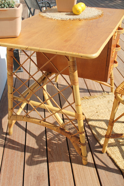 Bureau et sa chaise en rotin vintage "Hypolite" - Louis Sognot -