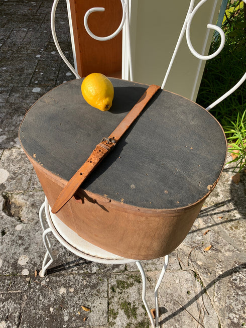 Ancienne boîte à chapeau "Lou"